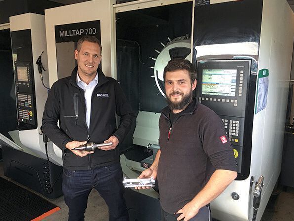 Armin Salbaum (links), Abteilung Anwendungstechnik & Fertigungsoptimierung von Big Kaiser, und Daniel Krüger, Fertigungsleiter von Hera, vor der Fräsmaschine des Typs Milltap 700 mit BIG-Plus-BT30-Werkzeugaufnahme. (Big Kaiser)