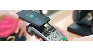 Kunden wünschen sich WLAN im Geschäft. Auch das Bezahlen per Smartphone ist beliebt. (s4svisuals - stock.adobe.com)