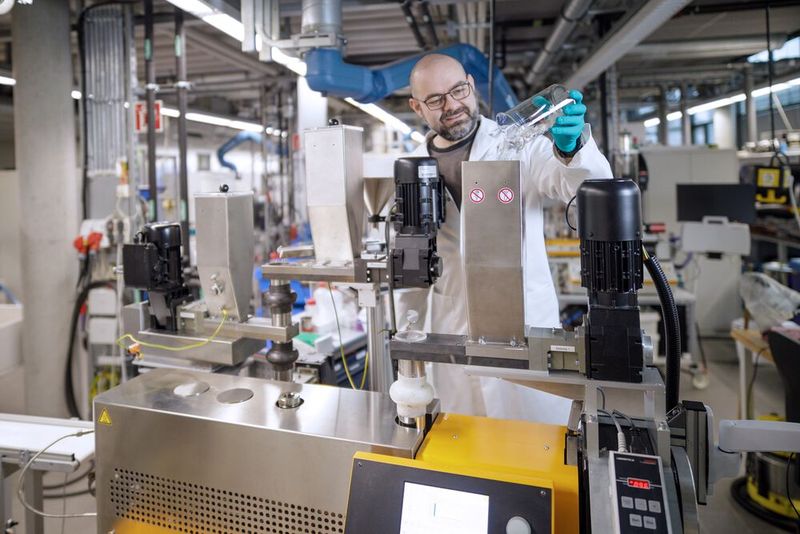 Am Fraunhofer IFAM werden die gereinigten Kunststoffabfälle im Compounder gemischt, aufgeschmolzen und extrudiert. (Bild: Fraunhofer IFAM)