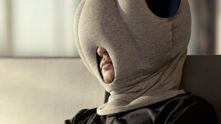 Wenn man es mal wieder nicht aus dem Büro ins heimische Bett geschafft hat, helfen Gadgets wie Ostrich Pillow (Bild: Studio Banana)