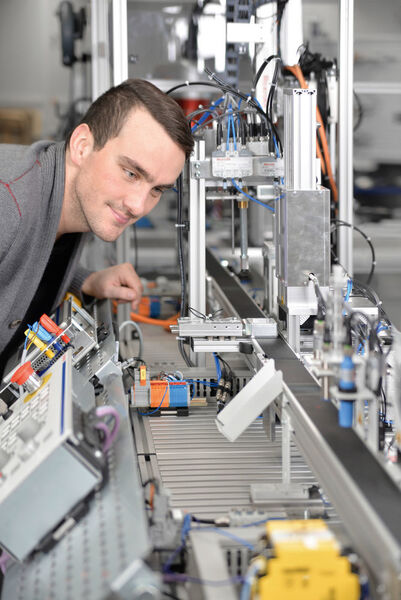 Für Berufs-und Hochschulen sowie Ausbildungsstätten in Industriebetrieben hat Rexroth das neue Mechatronik-Trainingssystem mMS 4.0 entwickelt. (Bild: Bosch Rexroth)