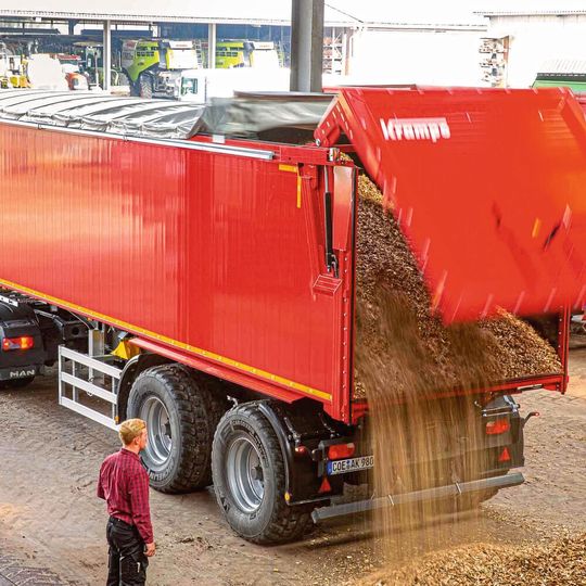 Der Schubboden-Kippsattel SKS transportiert Stückgüter wie Paletten und Stroh sowie nahezu alle Schüttgüter und Feststoffe und kann somit das ganze Jahr über eingesetzt werden.(Bild:  Robin Krampe)