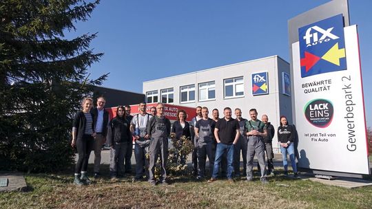 Geschäftsführerin Anett Pattusch (Mitte) und ihr Team haben sich dem Fix-Auto-Franchisenetz angeschlossen, bleiben aber die Lack Eins GmbH. Links: Lisa Möckel und Christoph Rosemeier von Fix Auto Deutschland. Geschäftsführerin Anett Pattusch (Mitte) und ihr Team haben sich dem Fix-Auto-Franchisenetz angeschlossen, bleiben aber die Lack Eins GmbH. Links: Lisa Möckel und Christoph Rosemeier von Fix Auto Deutschland.
