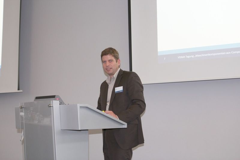 Ralf Becker erläuterte die Vorteile von CFK-Spannmitteln. (Bild: Königsreuther)