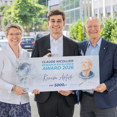 De gauche à droite, Andrea Dunbar (CTO, CSEM), Kerem Artuk (R&D Engineer, CSEM), et Claude Nicollier (ancien président du CSEM et astronaute suisse). (Source : CSEM)