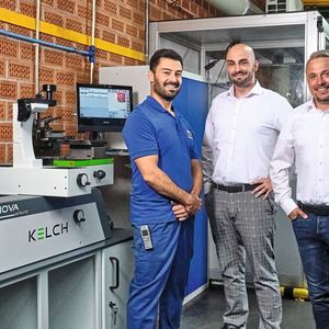 Michael Prawinski (Mitte) und Mitarbeiter Erdim Soysal zusammen mit Kelch-Berater Bastian Birkenfeld vor dem Kenova set line H3 in der Fertigung von Bögra. (Kelch GmbH | Christian Ahrens)