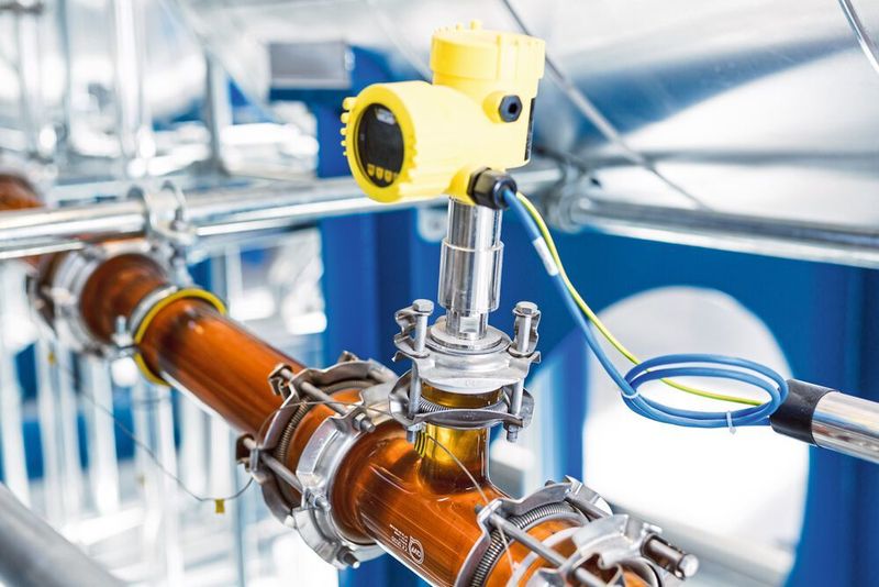 Der VEGAPULS 64 misst durch das dicke Glas eines Glasbehälters in einer Destillationsanlage für Naturöle. Die Werte sind Basis für die Automatisierung des gesamten Prozesses. (Micado bitte überprüfen)