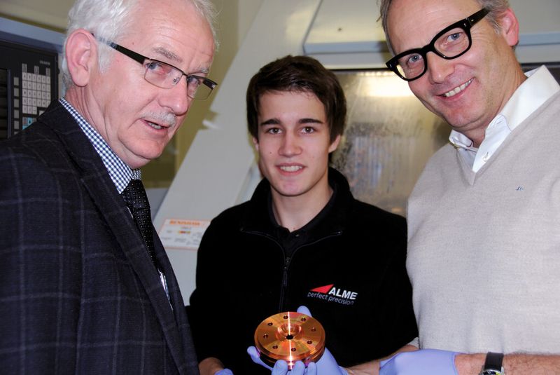 Kurt Reutegger (li., Beratung, Springmann SA/AG) neben Polymechaniker Markus Schönenberger, der weiss, wie man die µm richtig spaltet, und Christian Taennler (CEO ALME). Er sieht in der Ultrapräzision eine strategische entscheidende Stossrichtung seines Unternehmens. (Bild: Matthias Böhm)