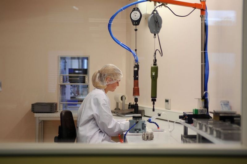 Unter Reinraum-Bedingungen entstehen aus hochwertigen Kunststoffen und Elastomeren medizintechnische Industriekupplungen. Bild: Rectus (Archiv: Vogel Business Media)