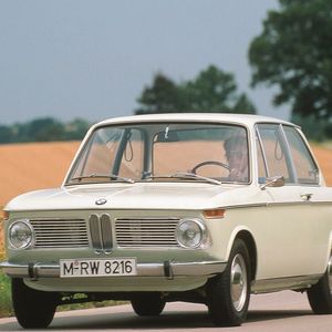 Kompakt, schnell und Premium – Der BMW 1600-2 debütierte 1966 als erster Vertreter der legendären 02-Reihe, die 1975 vom BMW 3er abgelöst wurde.(Bild:  BMW)