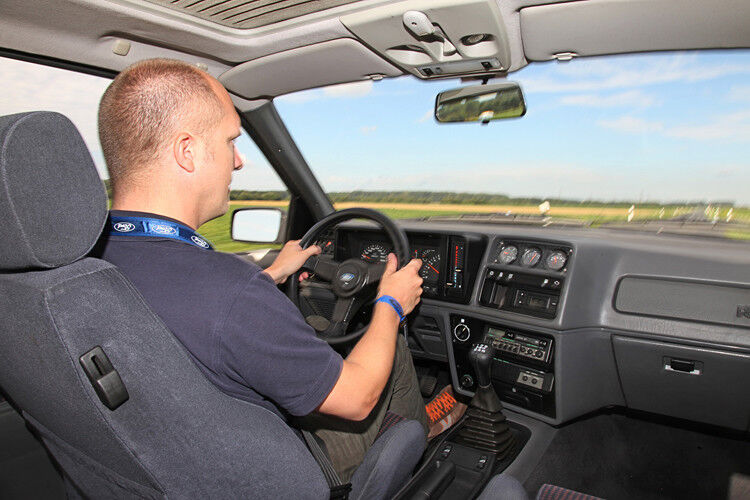 Dank Visko-Sperrdifferential, Scheibenbremsen an allen vier Rädern und einem sportlich abgestimmten Fünfgang-Getriebe mit der Übertragung an die Hinterachse (erst ab 1990 gab es den Cossie mit Allradantrieb) hält man noch heute BMW und Mercedes und auch einige Porsches auf Distanz. (Foto: Thomas Stark/SP-X)