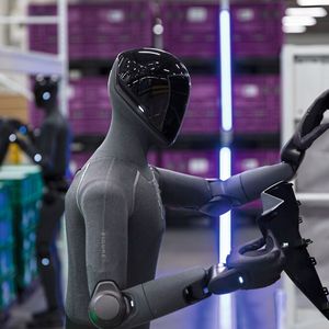 Figure 03 im Einsatz: Dank taktiler Sensoren und Kameras in den Händen sequenziert der Roboter angelieferte Bauteile für die Montage.(Bild:  BMW)