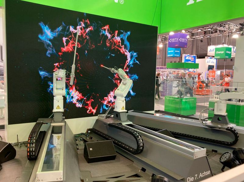 Hiwin zeigte auf der Motek/Bondexpo 2023, wie sich die Reichweite eines Industrieroboters über Lineartechnik erweitern lässt. (Bild: dm)