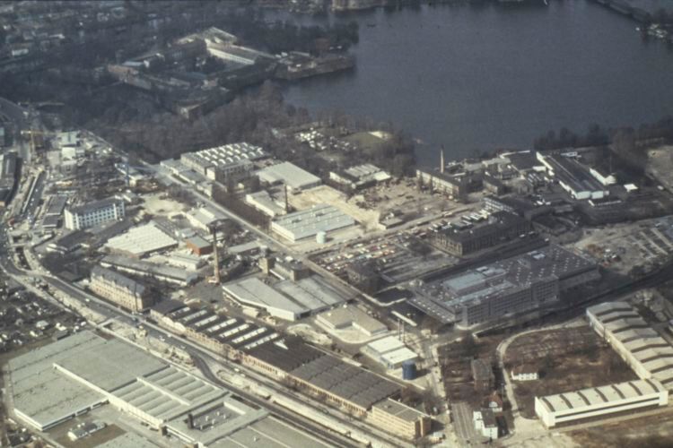 Eine Luftaufnahme des BMW-Werks in Berlin Spandau von 1981. (Bild: BMW AG)