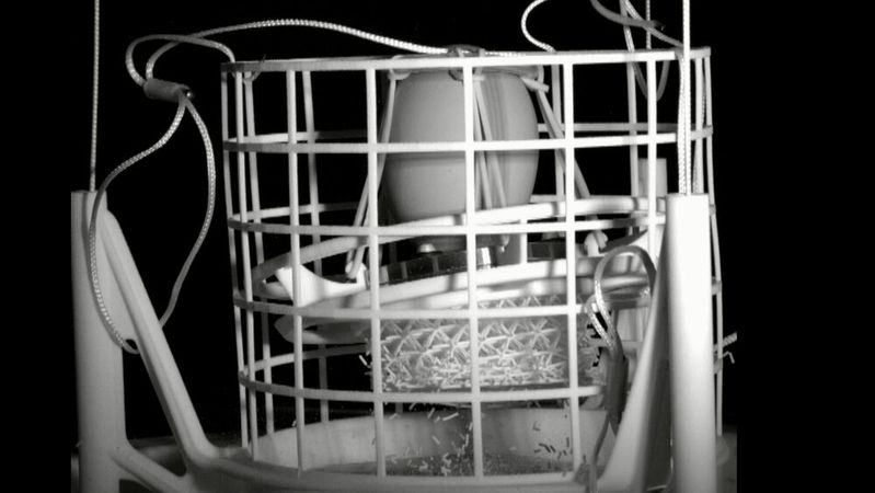 Sturz mit gelungener Dämpfung: Hier absorbierte die Gitterstruktur die Fallkräfte und ging kaputt. Das Ei aber blieb verschont. Ein Osterhase würde sich freuen.(Bild:  Cirp)