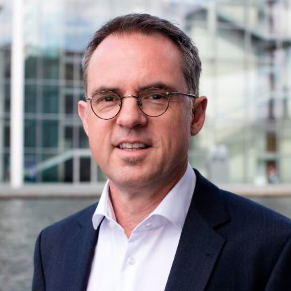 „Die Reise im B2B Marketing geht in Richtung noch engerer Integration, wenn nicht sogar Verschmelzung mit dem Vertrieb zu einer Go-to-Market Organisation. Hier geht es um bessere Effizienz, Produktivitätssteigerung und stärkere Kundenorientierung. Aus Mitarbeitersicht bleibt der Aufbau von Datenkompetenz und analytischen Kenntnissen relevant. Zudem gewinnt Datenkonsolidierung an Bedeutung, um Kundendaten an einer zentralen Stelle bereit zu stellen.“
Lutz Klaus, Gründer und Inhaber von Marketing ROI Experts (Marketing ROI Experts)