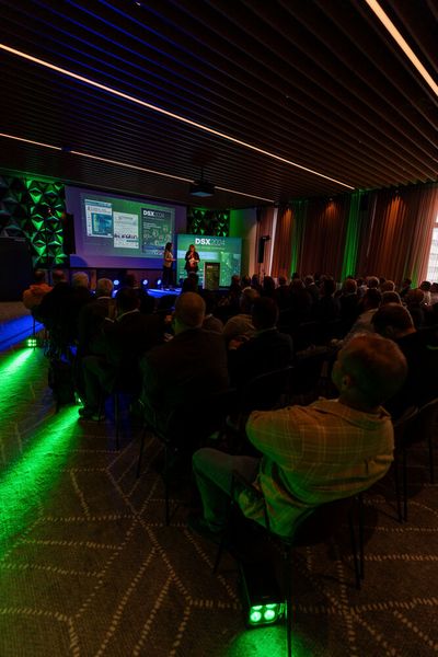 ... füllt sich mit den Gästen. Es ist an der Zeit, mit den Vorträgen zu beginnen. (Bild: Vogel IT-Medien)