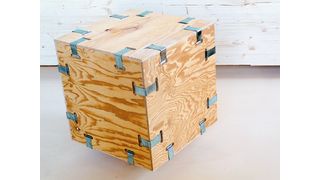 Schnell und wiederverwendbar: Holzkisten nach dem W-Clip-System lassen sich ohne Werkzeuge vor Ort einfach zusammenbauen - auch mehrmals. (Archiv: Vogel Business Media)