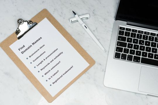 (Mit dem Domainnamen fängt alles an. Die richtige Wahl entscheidet darüber, ob der Online-Händler leichter im Netz gefunden wird. (Bild: viarami/pixabay))