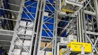 Die wichtigsten Systemkomponenten des 2013 in Nutzung gegangenen Intralogistik-Gesamtsystems sind ein Zwölf-gassiges Shuttle-Lager mit 72 Vario-Sprinter und ... (Bild: PSB Intralogistics)