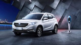 Chinesische Elektroautos drängen nach Europa. In Deutschland ist etwa dieser SUV von Seres zu haben. Doch laut einer aktuellen internationalen Umfrage dürften es die Asien-Stromer vor allem in Deutschland schwer haben, sich durchzusetzen ... (Bild: Seres)