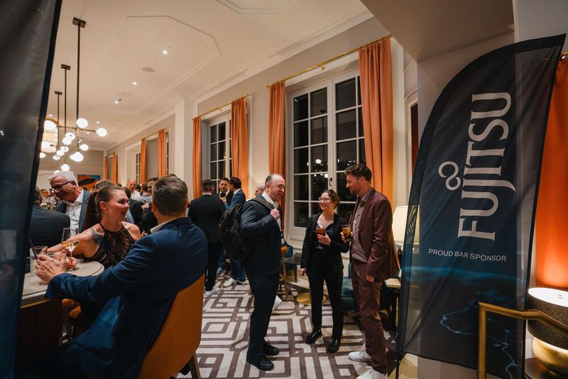 An der Bar wurde noch bis früh in den Morgen gefeiert und auf die Gewinner der diesjährigen Service Provider Awards angestoßen.  (Bild: Vogel IT-Akademie / Manuel Emme)