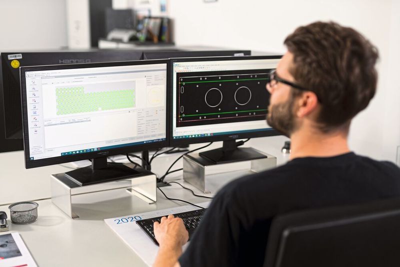 Fünf Programmierer verschachteln bis zu 20 Kundenaufträge mit bis zu 60 unterschiedlichen Bauteilen auf den Blechplatten.  (Trumpf)