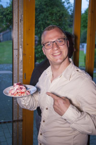 Mario Eltus (eaf) mit leckerem Nachtisch  (Bild: eaf computer service supplies)