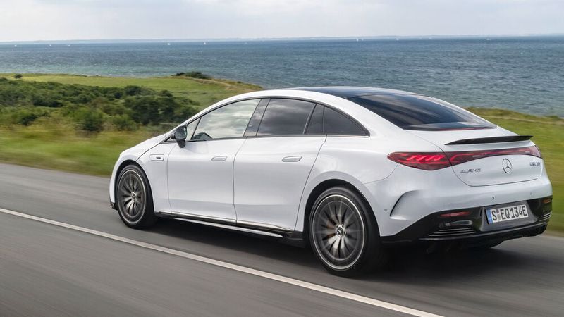 Beide AMG-EQE-Modelle sind serienmäßig mit einer Hinterachslenkung ausgerüstet. (Mercedes)