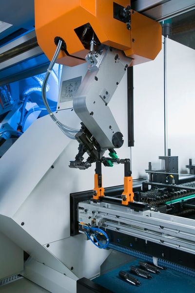 Das ist das in der Wälzfräsmaschine K 160 integrierte Ladeportal, das die Produktivität erhöht. Geht es um unterschiedliche Bauteile, die zu bearbeiten sind, so stehen Roh- und Fertigteilmagazine zur Verfügung. (Bild: Emag Koepfer)