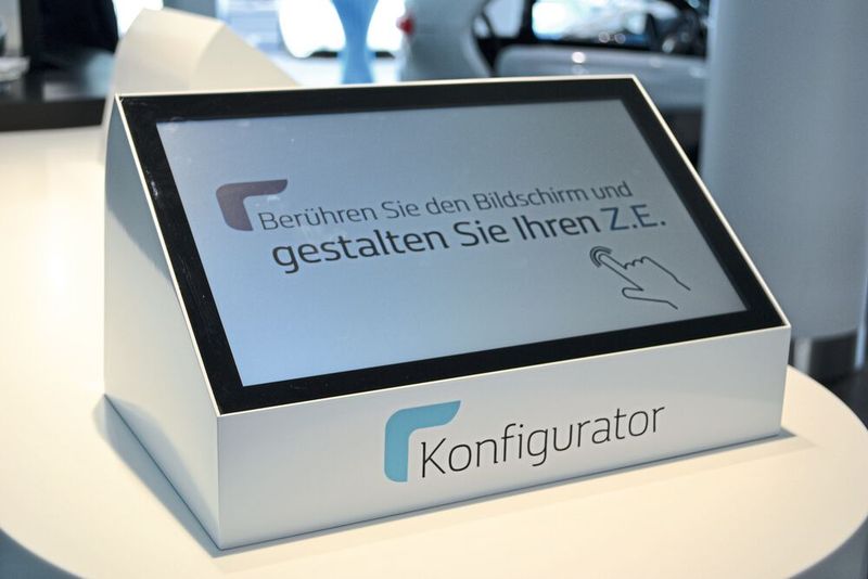 Alles auf Fingerdruck: Besucher können sich ihr E-Auto nach eigenen Wünschen konfigurieren. (Bild: Hiemann)