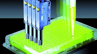 1 Sensoren detektieren Füllstände in einer Mikrotiterplatte.  (Bild: Baumer)