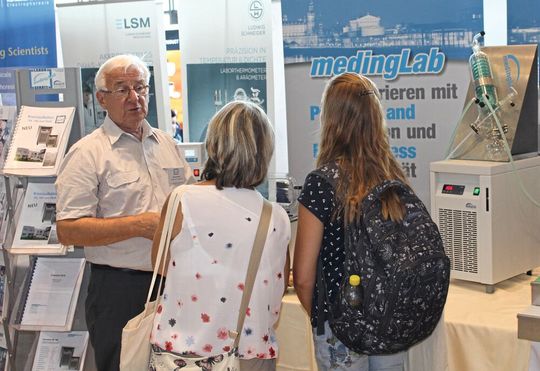 Hans-Jörg Kupka berät Interessenten am Stand von Meding Lab auf der Lab-Supply Dresden.(Bild:  LABORPRAXIS, C. Lüttmann)