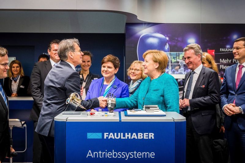 Bei Faulhaber begrüßt Geschäftsführer Gert Frech-Walter die Kanzlerin und zeigt ihr die Antriebssysteme seines Unternehmens. (Stefan Koch)