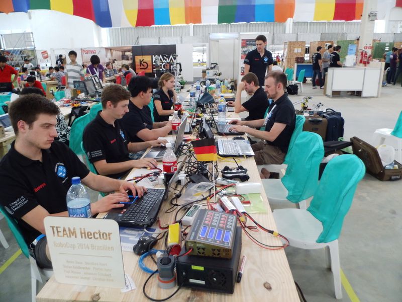 Nach der Weltmeisterschaft ist vor der Weltmeisterschaft! Während die Fußball-Weltmeister schon ihren verdienten Urlaub genießen, mussten die deutschen Roboter-Weltmeister noch in Brasilien schwitzen. Doch alle Anstrengungen haben sich gelohnt, Deutschland ist zum zweiten Mal Weltmeister in 2014. Das Team der TU Darmstadt gewann die RoboCup-Weltmeisterschaft in Brasilien mit dem Rettungsroboter Hektor. (RoboCup 2014)