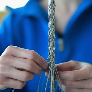 Die Kabelstrümpfe werden handgefertigt, sind lange haltbar, mehrfach verwendbar und sind sehr flexibel.