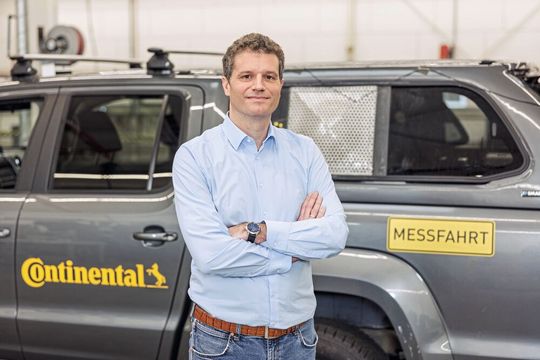 „Wir konnten klare Zusammenhänge zwischen Partikelkonzentration und Geschwindigkeitsprofil erkennen – und in welchem Maße hohe Längs- und Querbeschleunigungen den Reifenabrieb beeinflussen“, erklärt Dr. Benjamin Oelze, Leiter der Entwicklung von Prüfverfahren für Reifenabrieb bei Continental. (Bild:  Continental)