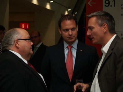 Uwe Imbach (Car-Garantie) im Gespräch mit Jascha Bräuer (Santander Consumer Bank) und Wolfgang Michel (Chefredakteur »kfz-betrieb«). (Archiv: Vogel Business Media)