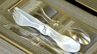 Give-away mit kulinarischem Praxiswert: Das Endprodukt namens 3-2-eat! der Reutlinger Denkarbeit auf einem der zu seiner Herstellung gefertigten Formeinsätze. (Messe Stuttgart)