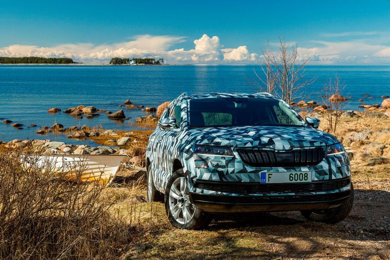 Skoda bringt im Herbst einen Nachfolger für sein kleineres SUV Yeti auf den Markt. Der Neue trägt den Namen Karoq und wächst gegenüber seinem Vorgänger deutlich, liegt dann auf dem Niveau des weitgehend baugleichen Seat Ateca.  (SKODA Auto)