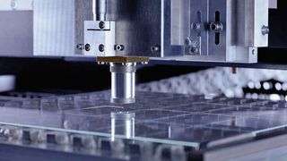 TOP Cleave de Trumpf permet la découpe du verre au laser en créant une ligne de fracture nette et précise en une seule passe. (Trumpf)