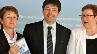Bei der Preisverleihung (v. l. n. r.): Datron-Vorstandsassistentin Beate Ruppert, Datron-Beauftragter für Förderprojekte Philipp Weiß und BMWI-Staatssekretärin Iris Gleicke (Bild: Innomedia)