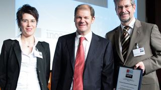 NI unter den besten Arbeitegebern Deutschlands: (v.l.n.r.): Silke Loos (Team Leader Communications & Media Relations), Bundesarbeitsminister Olaf Scholz, Michael Dams (Geschäftsführer National Instruments Germany GmbH) (Archiv: Vogel Business Media)