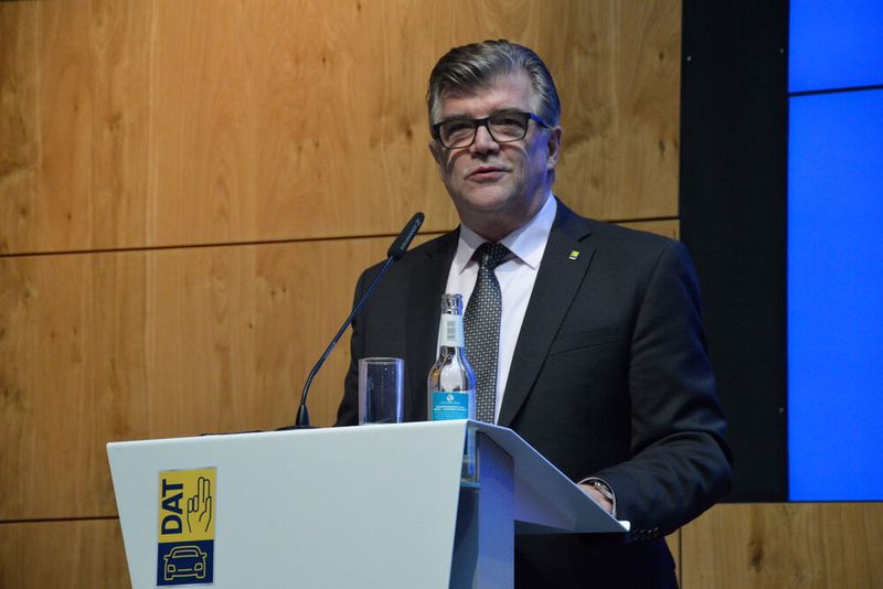 Rund 220 Gäste begrüßte DAT-Geschäftsführer Jens Nietzschmann in Berlin zur Vorstellung des DAT-Reports 2020.  (Achter)