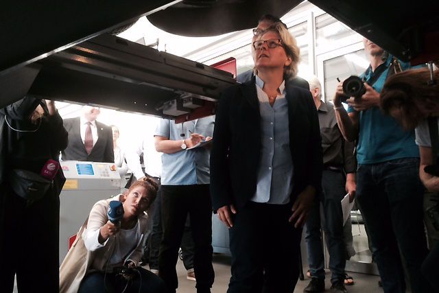 Die Politiker informierten sich über den Einbau eines Abgasreinigungssystems der Firma Baumot. (Bild: Baeuchle / »kfz-betrieb«)