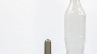 Coca-Cola setzt verstärkt auf den Einsatz von recyceltem Material (rPET) bei seinen PET-Einwegpfandflaschen. (Bild: Delia Woehlert / Coca Cola Deutschland)