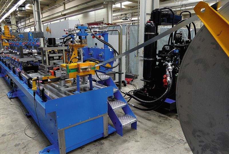 Profiliermaschine P3 in multifunktionaler Ausführung. Multifunktional bedeutet, dass verschiedene Stationen, wie etwa Schweißen oder Stanzen, an beliebiger Stelle der Profilierlinie eingeschoben werden können. (Bild: Kuhn)