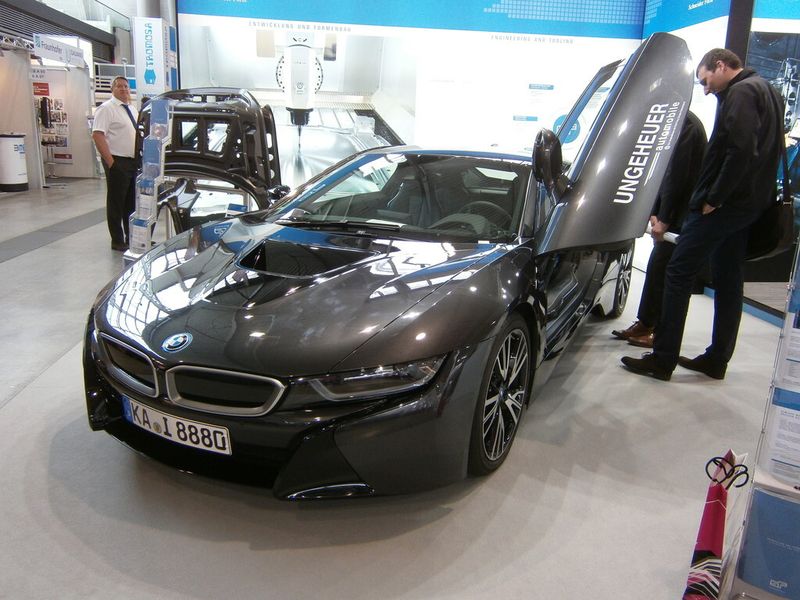 Und ab hier erleben Sie immer wieder, was es sonst noch so auf der Premiere der Moulding Expo zu erleben gab. Mit dabei sind ein Trabi, ein BMW i8, diverser Boliden der Formula Student, ein Rennsimulator, Bauteile, Werkzeugmaschinen und vieles Mehr...die Moulding Expo hat gemäß den Aussagen der Initiatoren ihr Versprechen erfüllt, der Branche eine neue, optimierte Präsentationsplattform zu bieten. (Bild: Königsreuther)