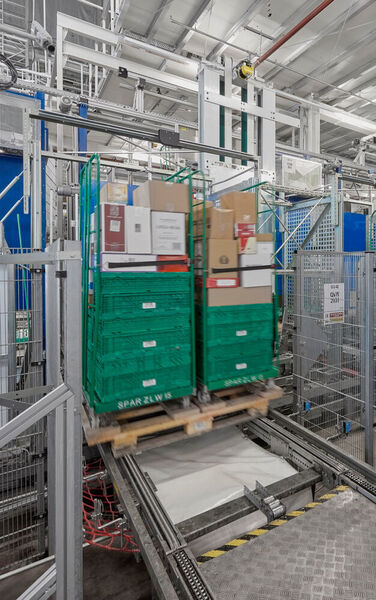 Zukunftsweisende Modernisierung: DPS-Behälter und Handelseinheiten einer gleichen Kundenbestellung wurden mit der OPM-Technologie kompakt auf Rollcontainer konsolidiert. (Witron)