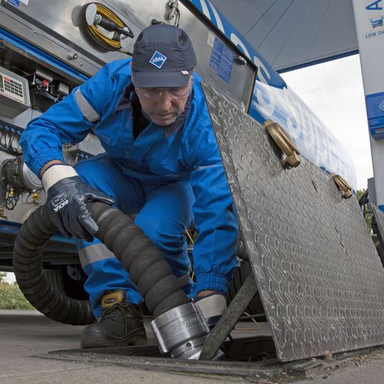 Wegen der stark gesunkenen Nachfrage schaffen es die Tankstellen nicht, ihre Vorräte an Winterkraftstoffen rechtzeitig zu verkaufen.(Bild:  Rupert Warren/Aral)